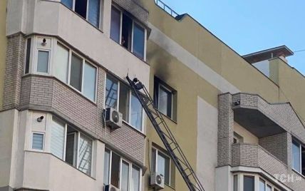 Чоловік, щоб насолити дружині, підпалив квартиру і сам причаївся на балконі