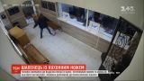 В Одессе мужчина с ножом ворвался в отделение полиции и потребовал, чтобы его застрелили