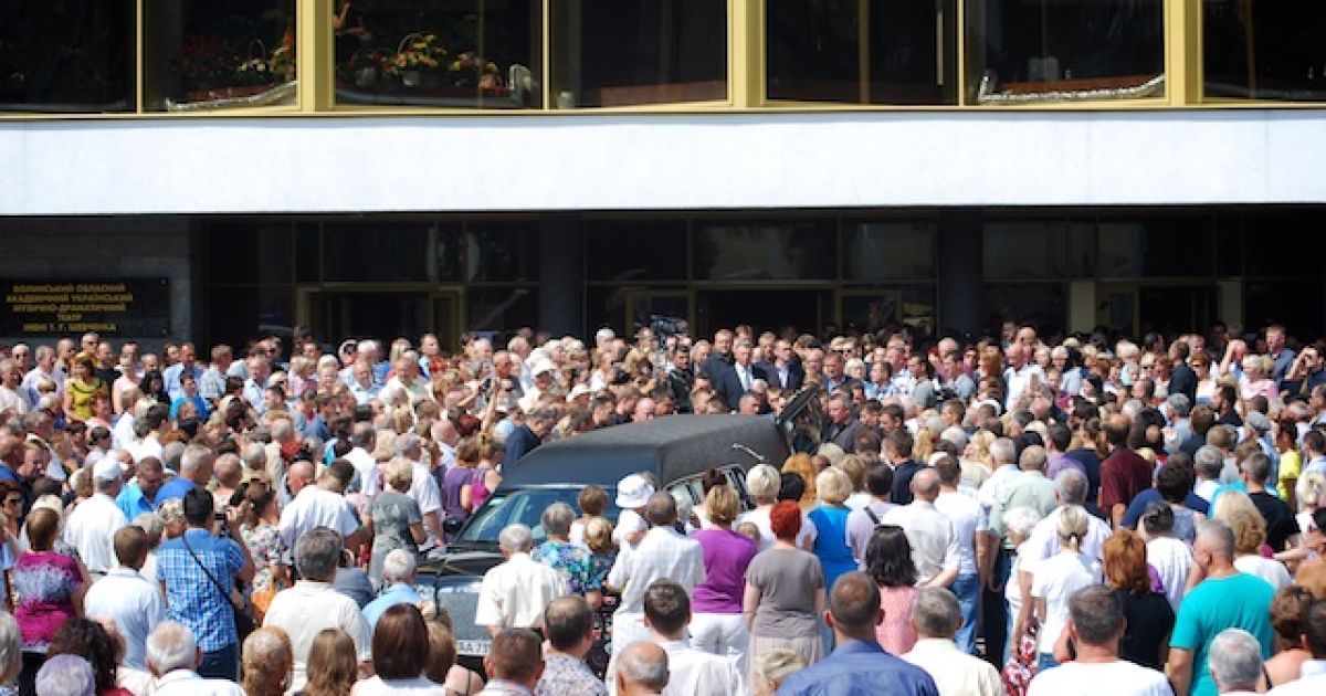 Во время церемонии прощания в Луцке с умершим Еремеевым / © ТСН.ua