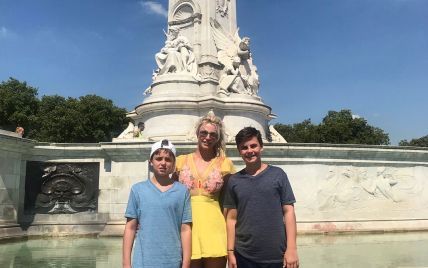 В прозрачном желтом платье: Бритни Спирс прогулялась по Лондону