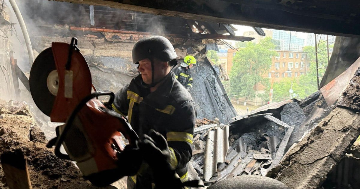 Рятувальники ліквідовують наслідки атаки