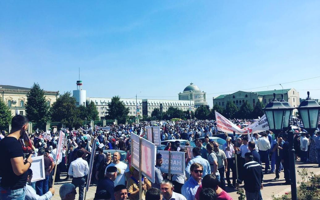 Люди собрались на площади в Грозном / © ЧГТРК "Грозный"