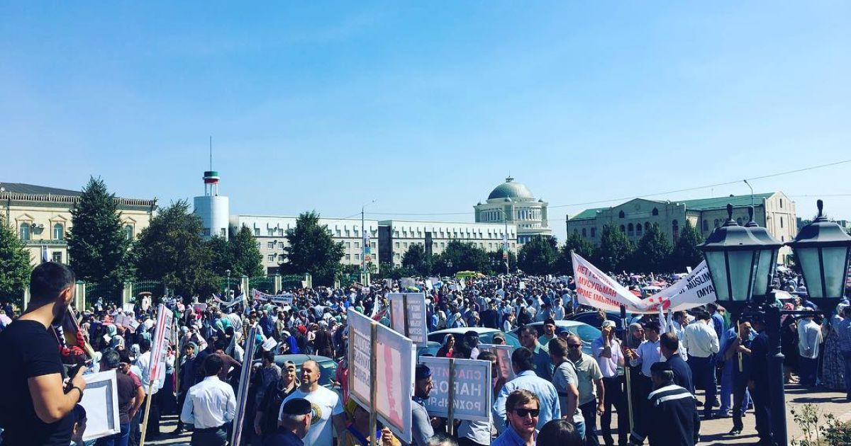 Люди зібралися на площі у Грозному / © ЧГТРК "Грозный"