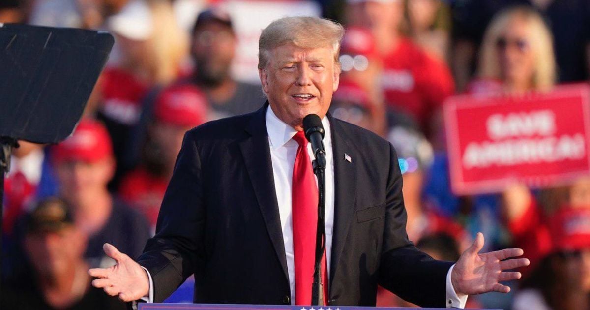 Дональд Трамп фактично не постраждав після замаху на себе
