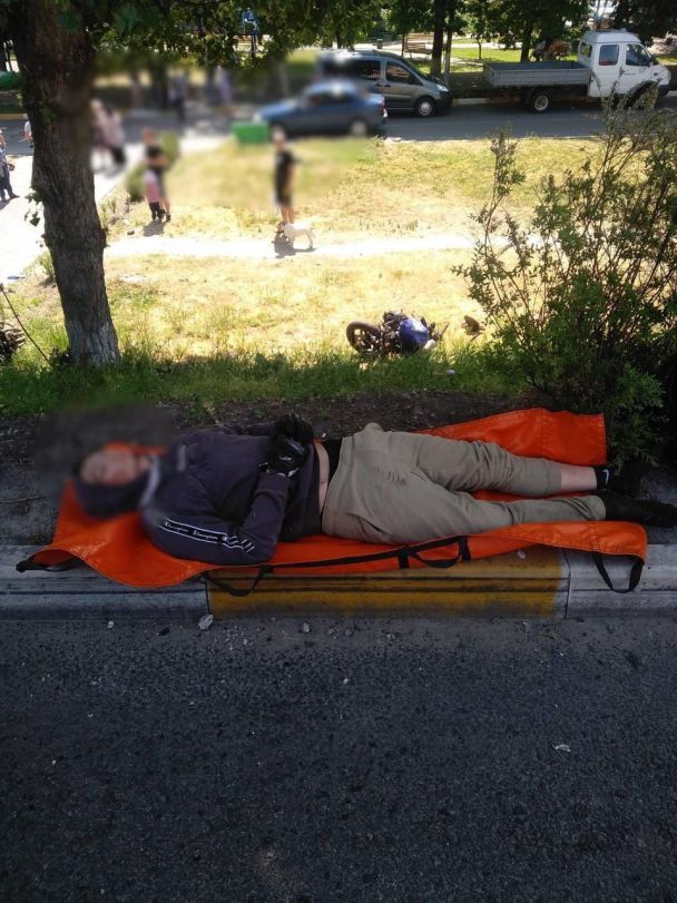 В Киевской области мотоциклист на скорости влетел в людей на переходе.