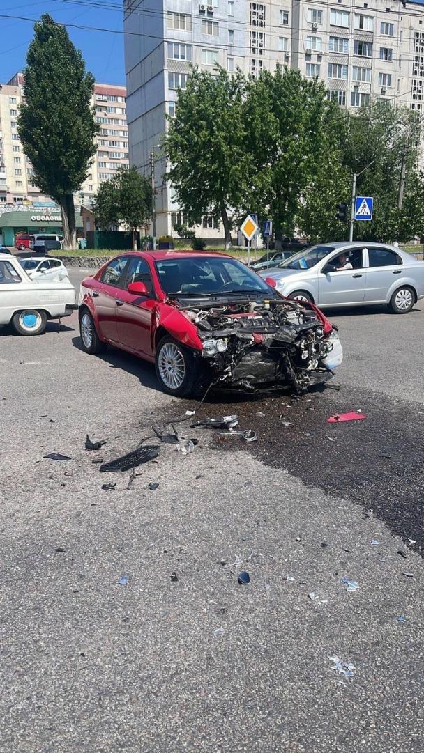 В Киевской области мотоциклист на скорости влетел в людей на переходе.