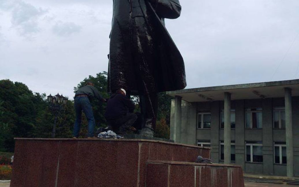 На Черниговщине покрасили памятник Ленину / © Facebook/Сергей Здоровец