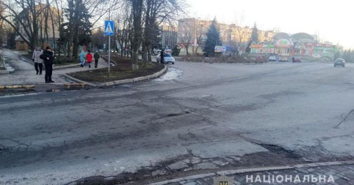 Даже не остановился: в Донецкой области водитель сбил беременную женщину с ребенком на руках