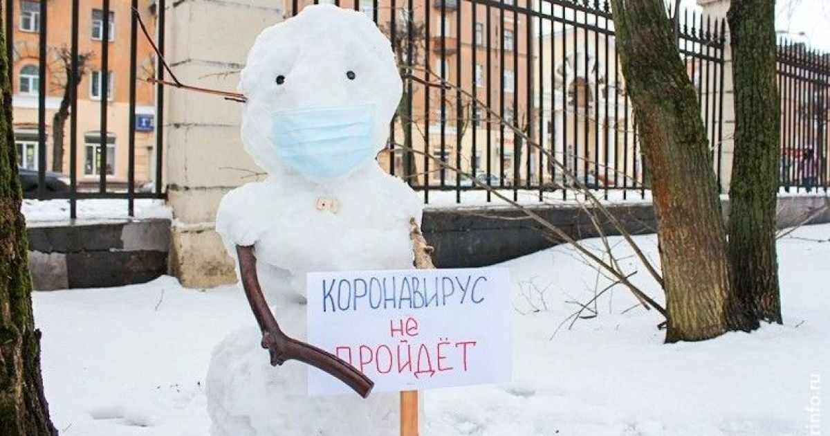 У російському Череповці встановили сніговика для захисту від коронавірусу