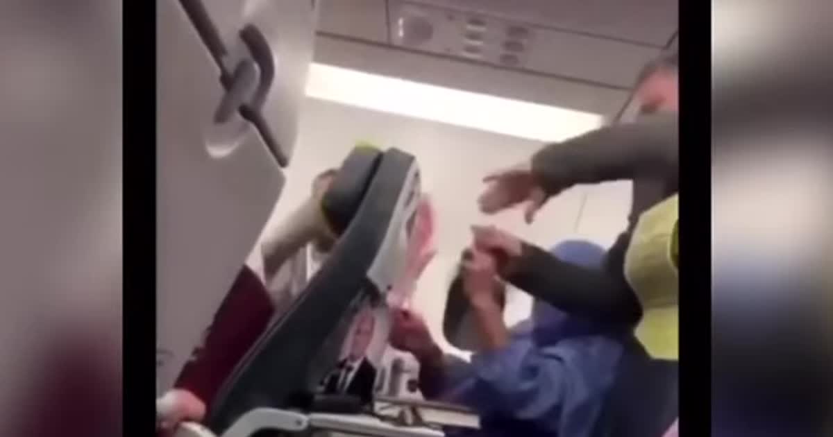В Сети показали видео мгновенной реакции на пассажиров самолета на женщину, которая закурила на борту
