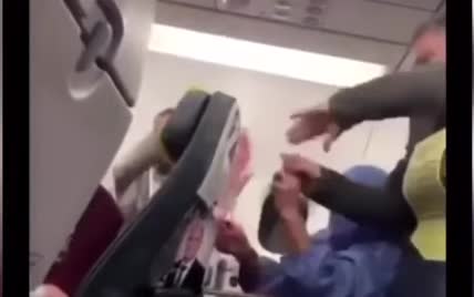 У Мережі показали відео миттєвої реакції пасажирів літака на жінку, яка закурила на борту