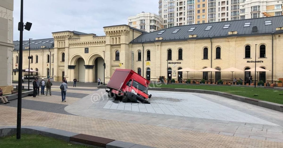 У Києві на Арсенальній вантажівка провалилася під землю / © Віталій Кличко/Тelegram