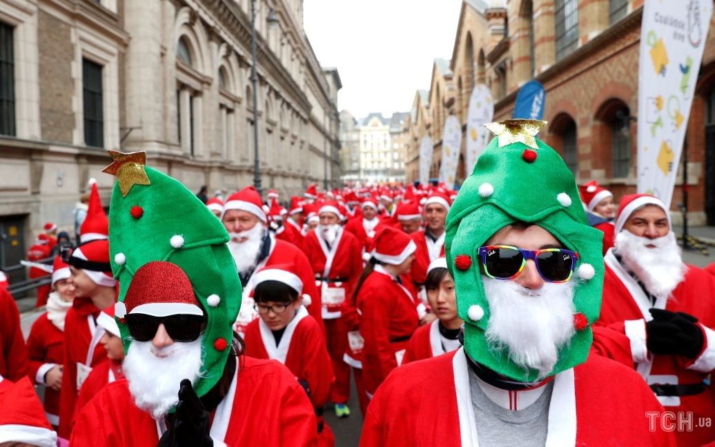Люди бігали вулицями у чероних костюмах Санта-Клауса / © Reuters