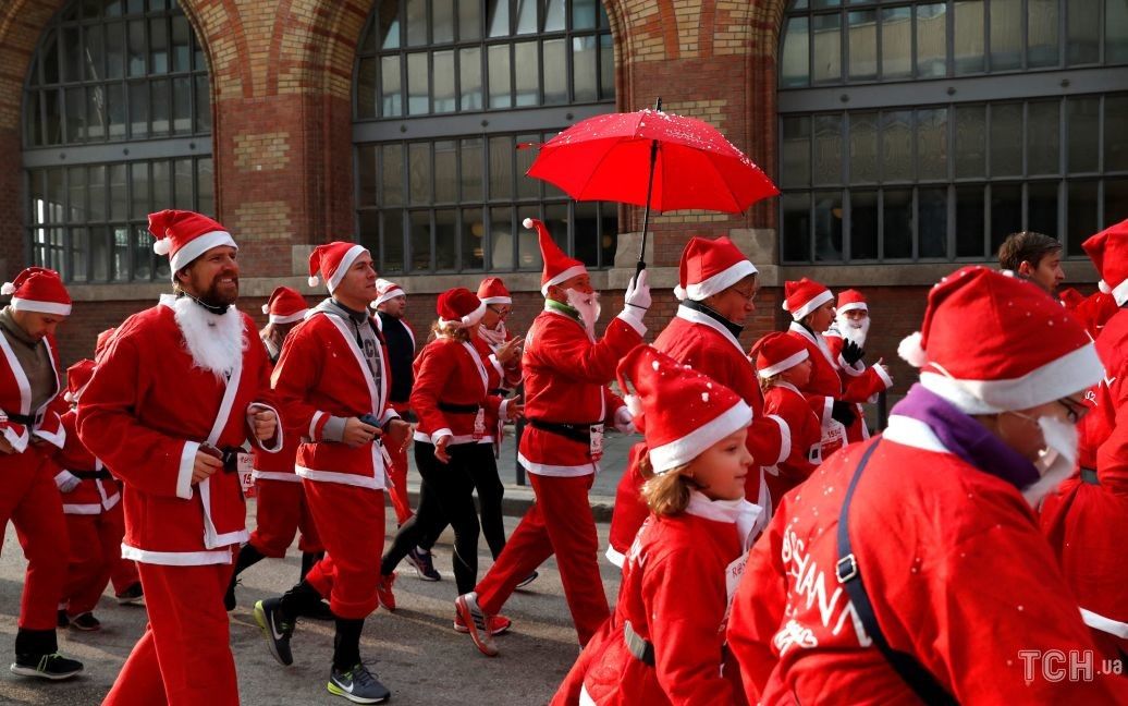 Люди бігали вулицями у чероних костюмах Санта-Клауса / © Reuters
