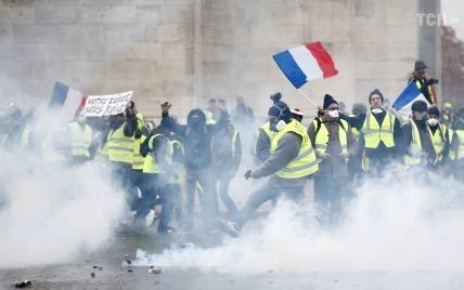 Матч Чемпионата Франции перенесен из-за массовых протестов в Париже