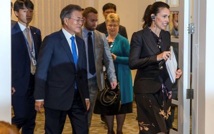 У сукні з квітковим принтом: прем'єр-міністр Нової Зеландії на саміті в Окленді