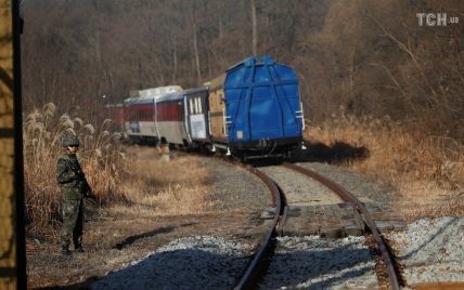 Із Південної Кореї до КНДР вирушив перший за десятиліття потяг