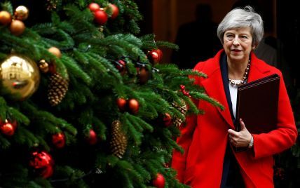 Свято наближається: Тереза Мей у червоному пальті милувалася різдвяною ялинкою