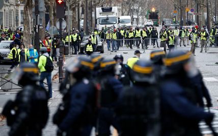 Протесты "желтых жилетов" в Париже пошли на спад, но распространились на провинцию