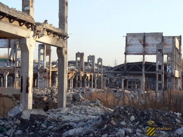 Константиновский завод "Автостекло". Там выпускали более 200 видов продукции, изобрели новый высокопрочный сорт стекла и стройматериал ситалл. В таком состоянии с 90-х почти все заводы города / © urban3p.ru