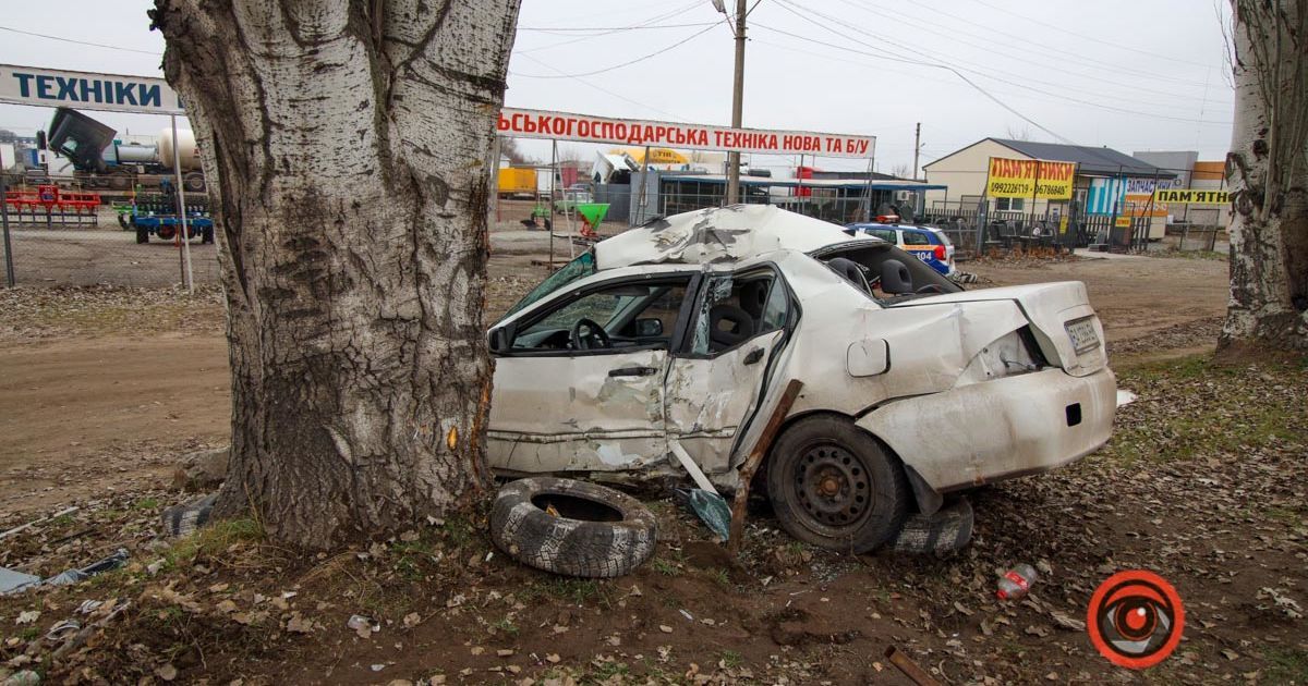 В Днепре водитель легковушки не справился с управлением и влетел в дерево: автомобиль превратился в груду металла, есть пострадавшие