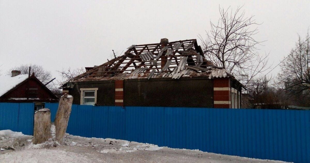 Бойовики обстріляли "Градами" селище на Світлодарській дузі, підпаливши житлові будинки - волонтер