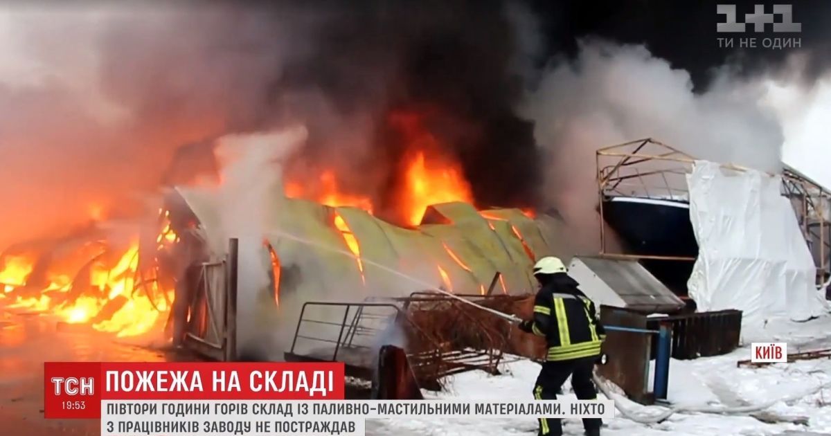 Масштабный пожар в Киеве: огонь на судостроительном заводе тушили 89 спасателей