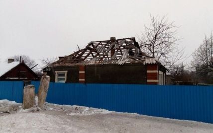 Боевики обстреляли "Градами" поселок на Светлодарской дуге, горят жилые дома - волонтер