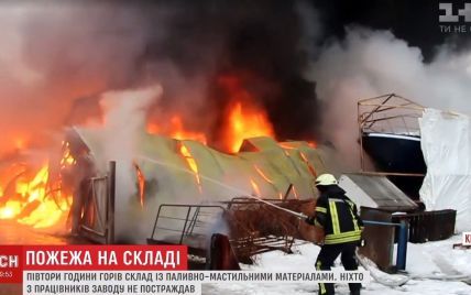 Масштабный пожар в Киеве: огонь на судостроительном заводе тушили 89 спасателей