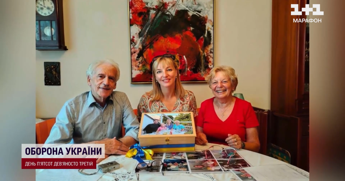 Грета Граз – первая с правой стороны