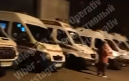 В Киеве возле больницы, куда доставляют больных с коронавирусом, скорые по пять часов стоят в очереди (видео)