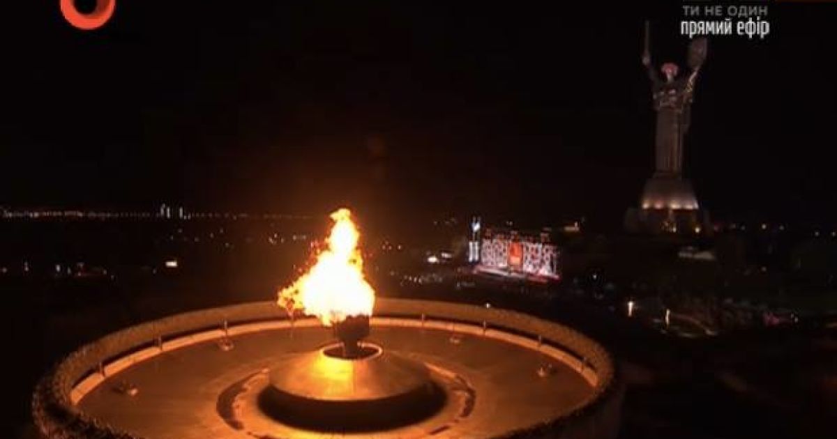 В 23:01 было объявлено "Первую минуту мира" и зажгли чашу с вечным огнем