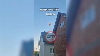 На Київщині чоловік пролетів над будинками на параплані з мотором