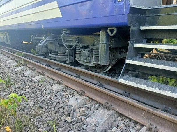На Закарпатье с рельсов сошел поезд: причина удивила