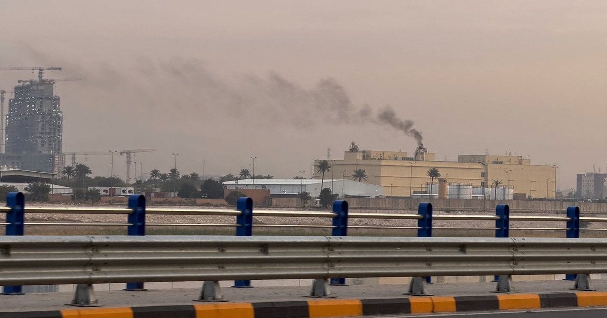 Дим піднімається з будівлі посольства США в Багдаді, Ірак, субота, 14 березня 2026 року.