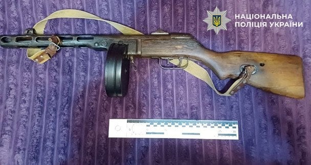 Чоловік надсилав поштою гвинтівки та пістолети-кулемети / © Поліція Києва
