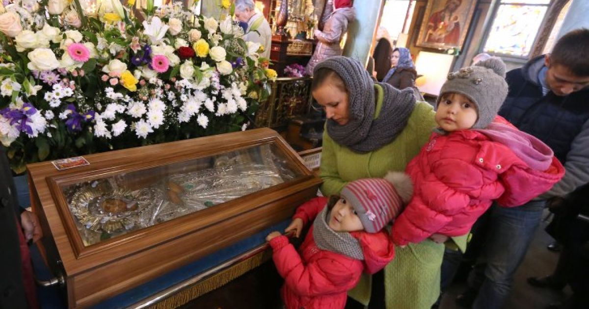 Люди прикладаються до Чудодійної ікони Плащаниці Пресвятої Богородиці, привезеної з Єрусалима, у Свято-Георгіївському храмі Львова. / © УНІАН