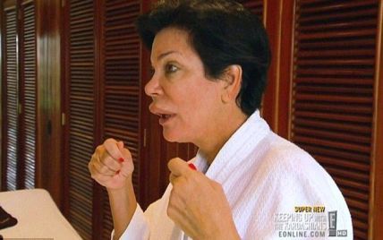 Мать Ким Кардашян шокировала огромной распухшей губой