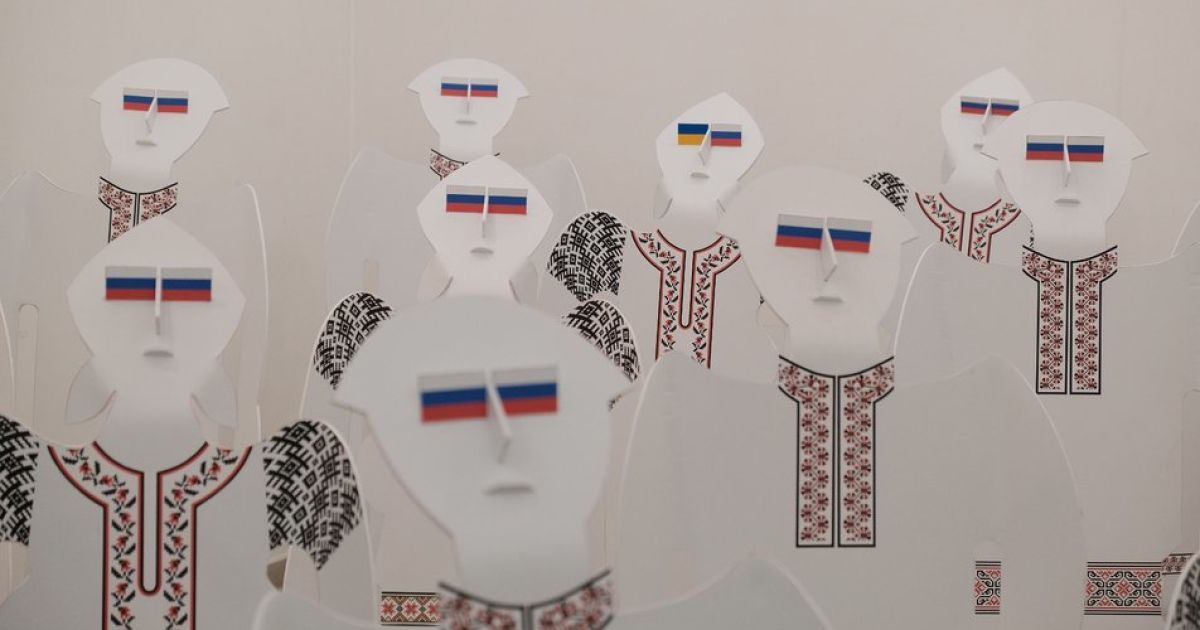 "Хохли", які стоять на колінах: у Чернівцях спалахнув скандал через інсталяцію до Дня Незалежності
