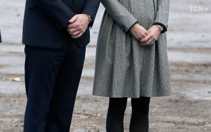 Сдержанная Кейт в платье-пальто вместе с принцем Уильямом почтили память владельца футбольного клуба
