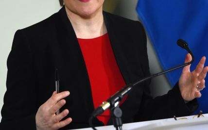 Перший міністр Шотландії Нікола Стерджен в обтислій червоній сукні дала прес-конференцію