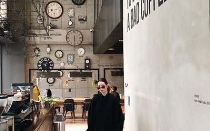 В худи и штанах с лампасами: стильная Надя Дорофеева приехала в Южную Корею