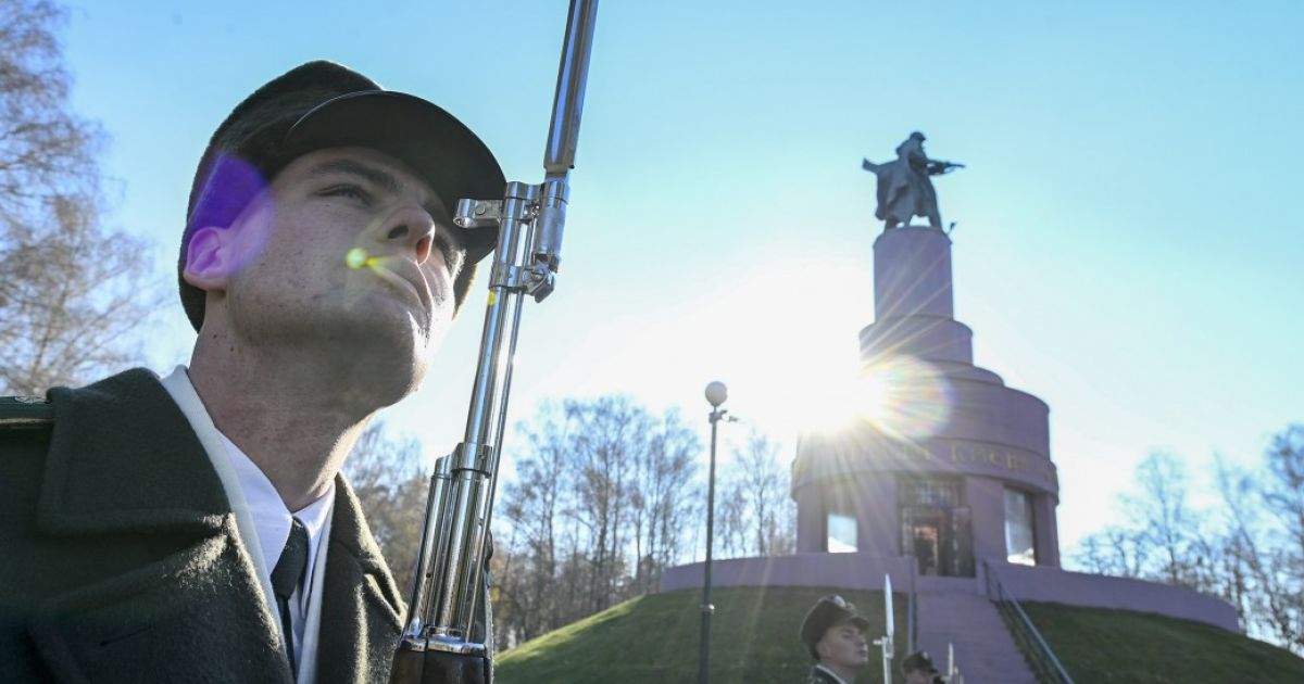 Річниця визволення Києва від нацистів: Зеленський вшанував пам'ять полеглих бійців_10 / © president.gov.ua