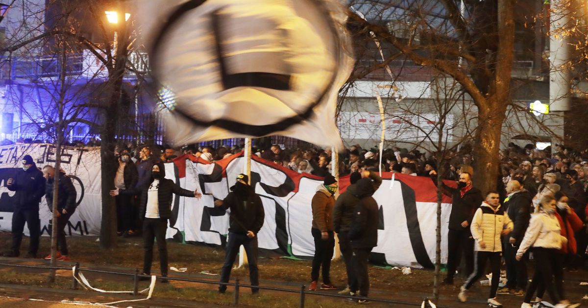 Чемпіони у підвалі: фанати клубу футболіста збірної України атакували командний автобус у Польщі