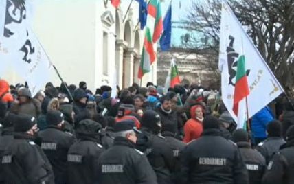 У столиці Болгарії антивакцинатори проривалися до парламенту: в сутичках постраждало 8 поліцейських