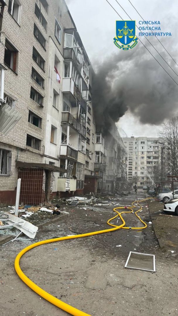 Нaслідки paкeтнoгo yдapy пo Сyмax 24 бepeзня / Фoтo: Сyмськa oблaснa пpoкypaтypa / © 
