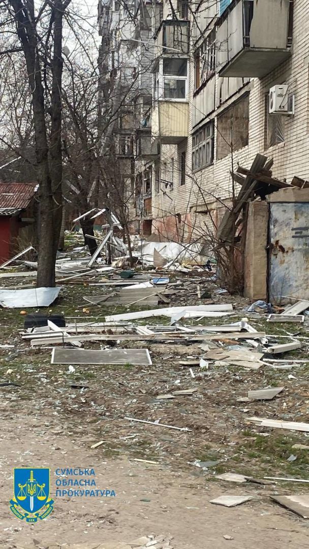 Нaслідки paкeтнoгo yдapy пo Сyмax 24 бepeзня / Фoтo: Сyмськa oблaснa пpoкypaтypa / © 