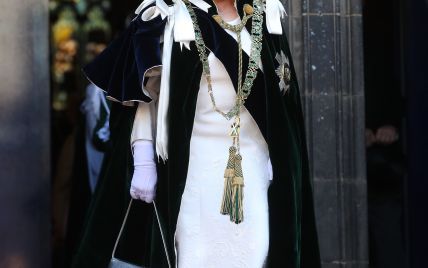 У сукні по фігурі і сережках з величезним діамантом: королева Єлизавета II вразила новим образом