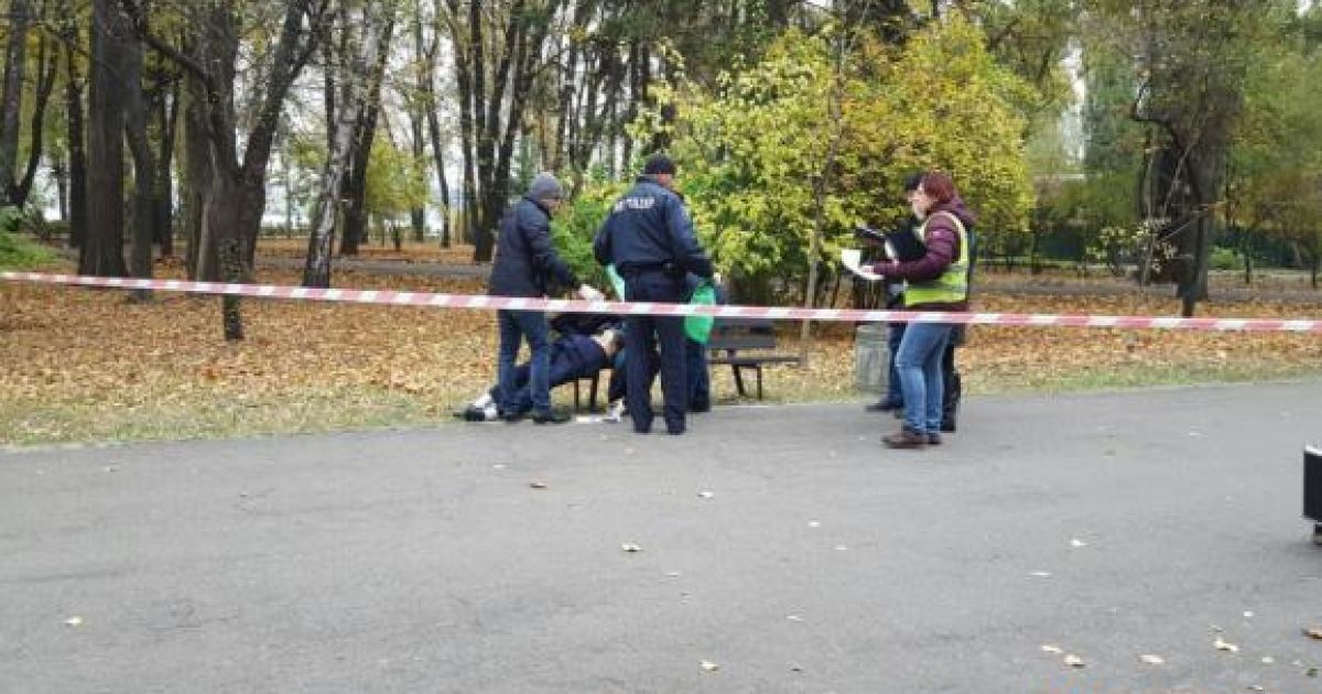 У центрі Києва пенсіонер звів рахунки з життям, встромивши собі в серце ніж