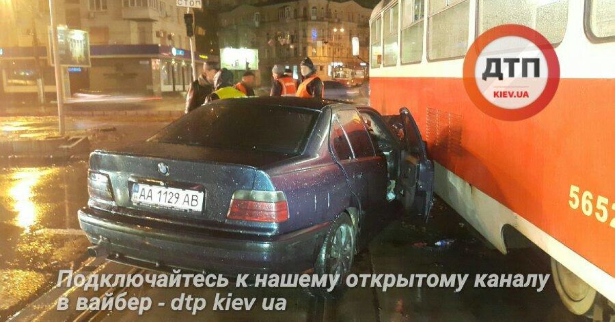 У Києві BMW проїхав на "червоний" і влетів у трамвай